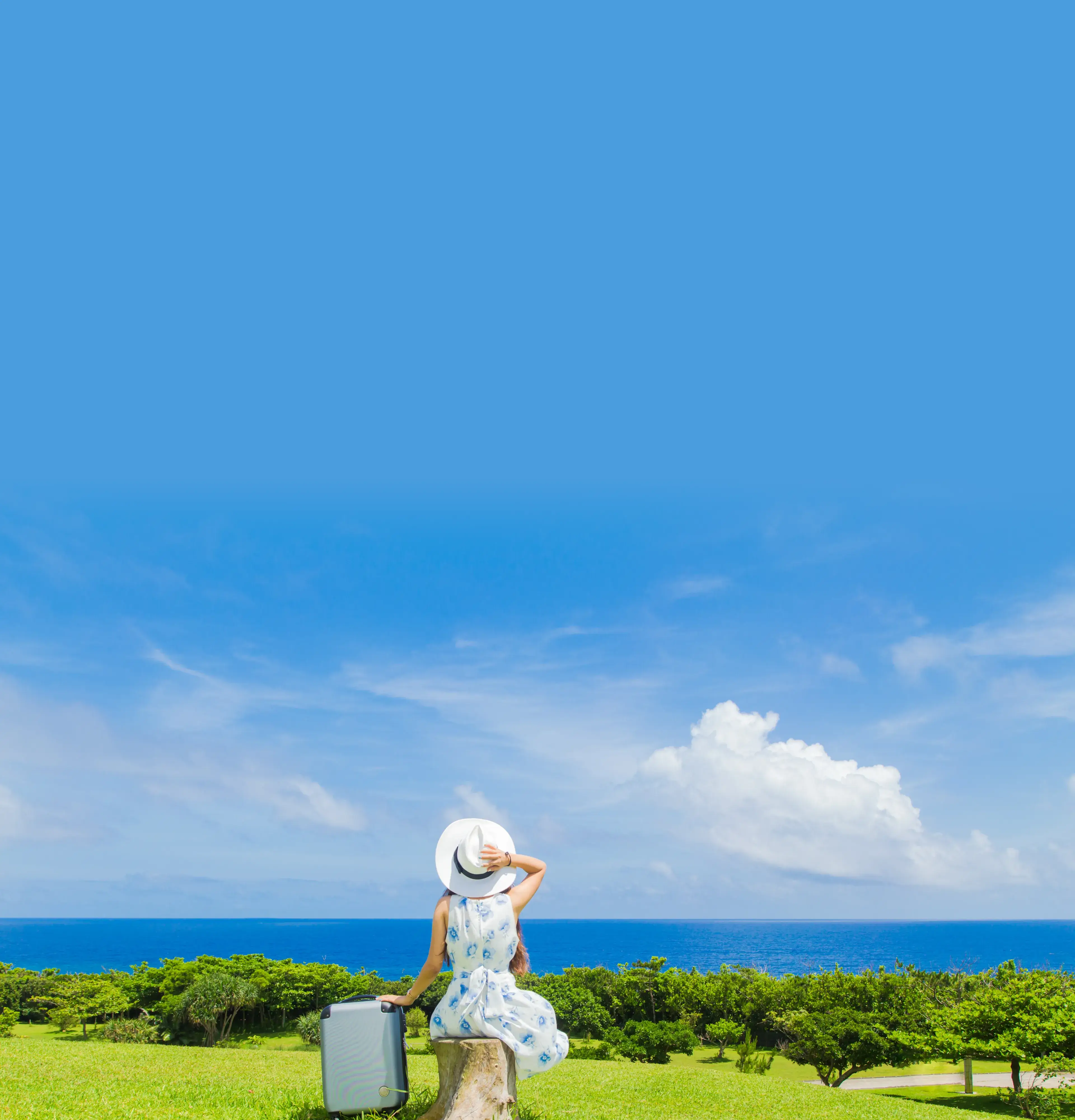 青い空と旅をする女性