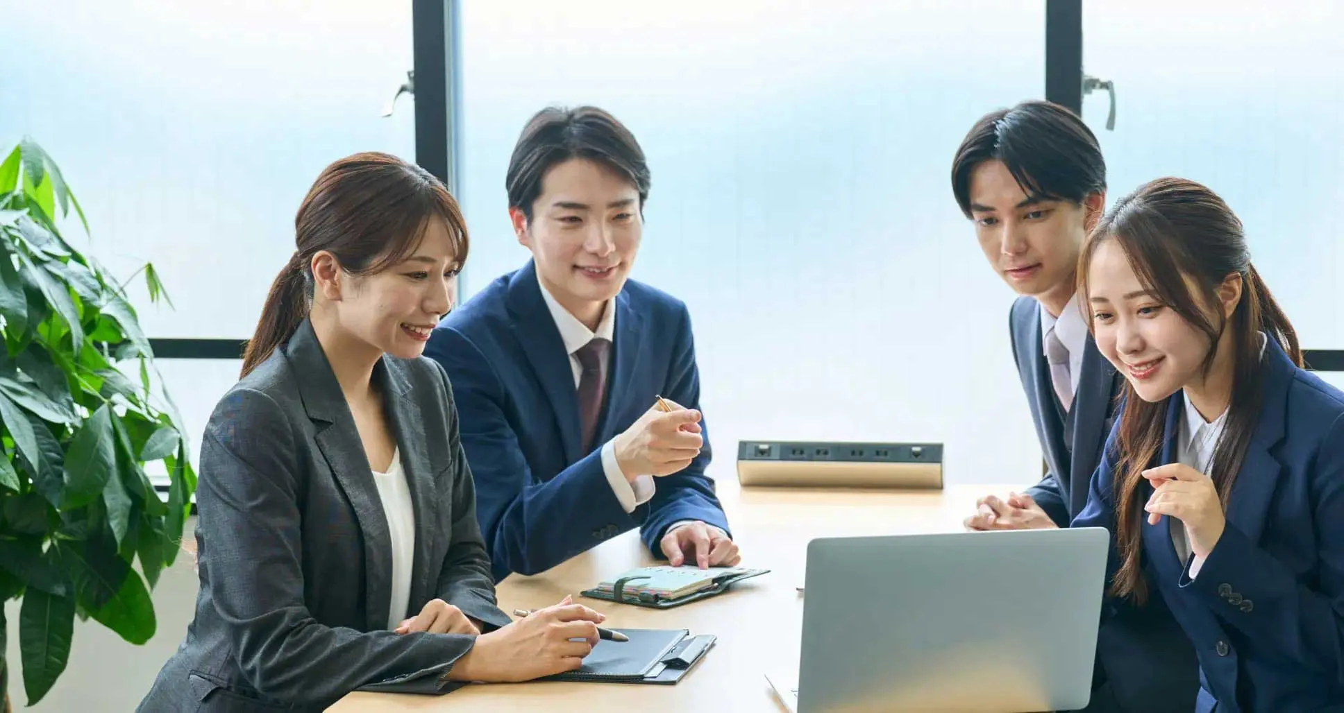 会議する人々